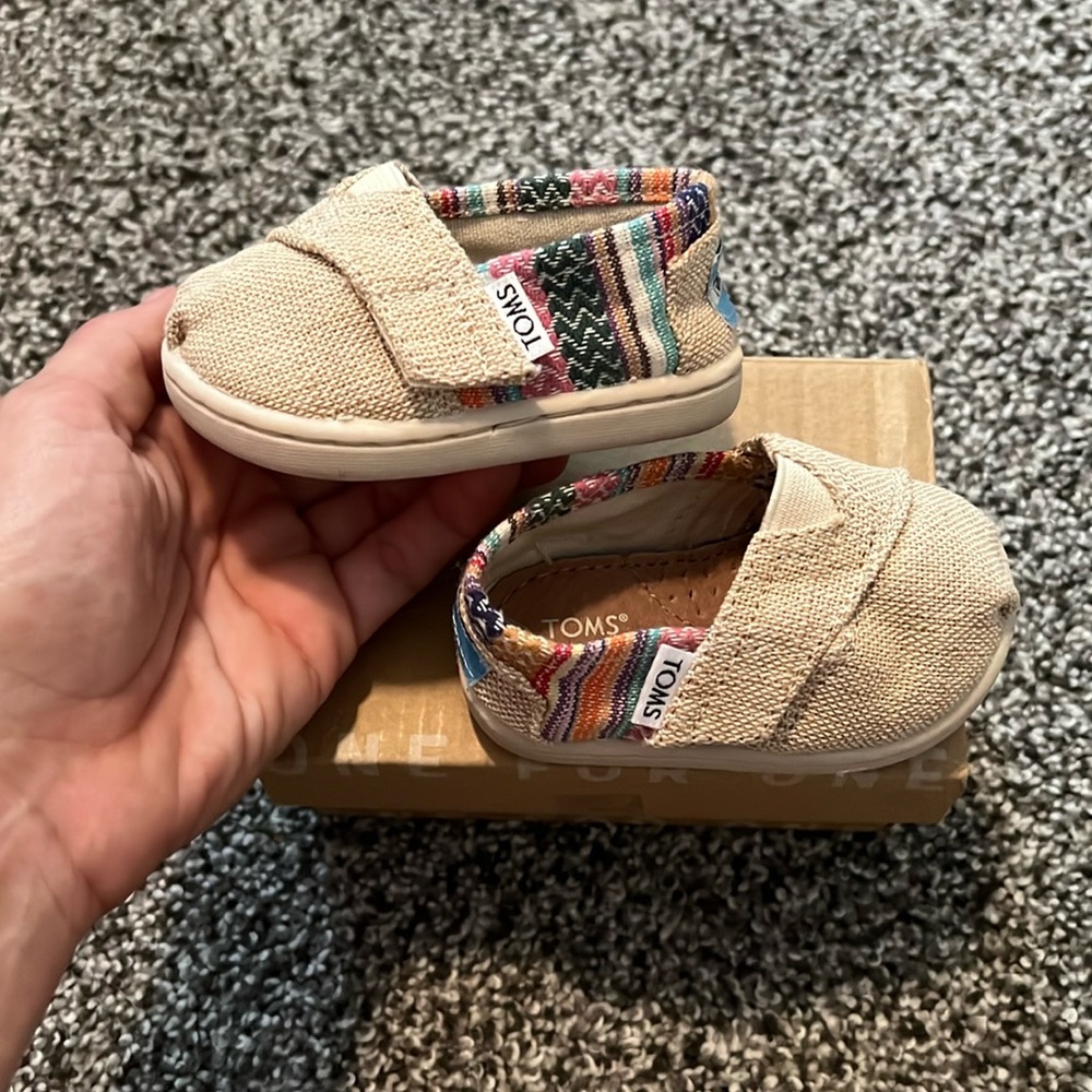 TOMS kids Classic Burlap Geo Textile Tiny 3 Shoes